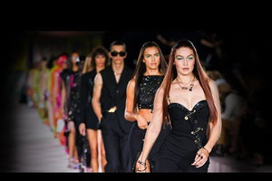 Versace tái hiện bản sắc trong BST Xuân Hè 2022