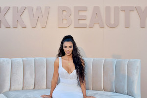 Kim Kardashian West công bố “tương lai” cho KKW Beauty