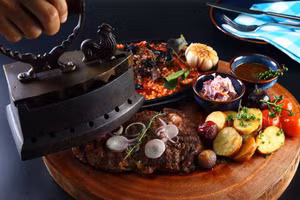 Bò bít tết bàn ủi nổi tiếng Sài thành, 300.000 - 400.000 đồng/suất nhưng khách đuổi mãi vẫn không hết.