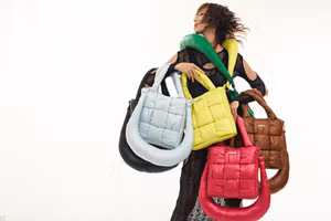 Cao Stu khuấy đảo cộng đồng nội địa với chiếc túi “Đựng cả thế giới”