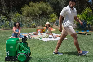 Heineken giới thiệu robot thùng lạnh B.O.T. sử dụng công nghệ AI