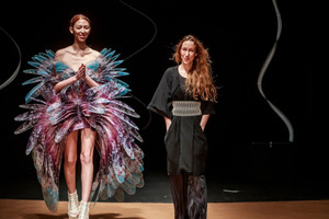 Triển lãm thời trang đậm chất vị lai của Iris van Herpen tại Paris