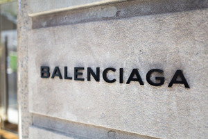 Balenciaga bất ngờ xóa sạch tất cả các kênh truyền thông xã hội