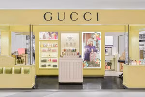 Gian hàng Gucci Beauty Crescent Mall gian hàng thứ 3 tại Việt Nam