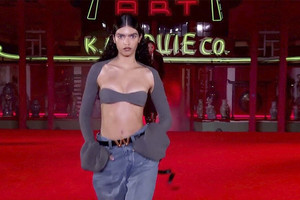 Alexander Wang - Fall Winter 2022/2023: Sự trở lại táo bạo, cá tính