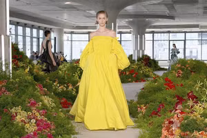 Jason Wu - Spring Summer 2022: Thời trang từ kỹ thuật nhuộm tự nhiên