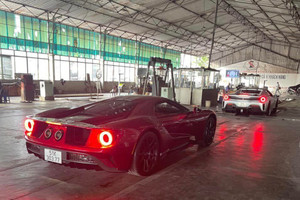 Bộ đôi Ferrari 488 Pista Spider và Ford GT được ra biển trắng