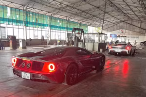 Bộ đôi Ferrari 488 Pista Spider và Ford GT được ra biển trắng