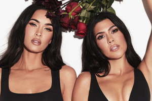 Megan Fox và Kourtney Kardashian đầy quyến rũ trong chiến dịch quảng bá mới nhất của SKIMS