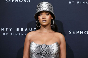 Rihanna và sở thích sưu tầm mũ bucket