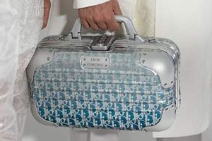 Dior và Rimowa hợp tác cho ra bộ sưu tập phụ kiện du lịch sành điệu