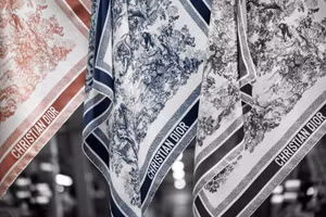 Đắm mình vào những xúc cảm lãng mạn trong thế giới khăn lụa của Dior