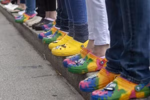 Giày crocs - tuyên ngôn thời trang mới của giới trẻ?