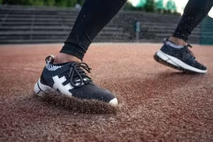 Giày thể thao làm từ bã cà phê của hai chàng trai gốc Việt