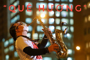 Nghệ sĩ Trần Mạnh Tuấn thổi saxophone tại bệnh viện dã chiến