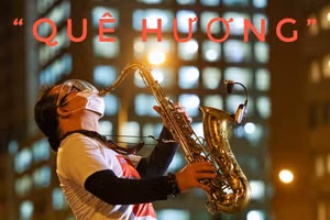 Nghệ sĩ Trần Mạnh Tuấn thổi saxophone tại bệnh viện dã chiến