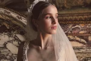 BST ELIE SAAB Bridal Fall 2022 bức chân dung cô dâu vương giả