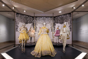 Triển lãm “Guo Pei: Couture Fantasy” thu hút người xem kỷ lục