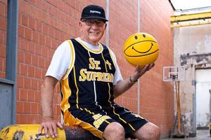 Ngỡ ngàng phong cách thời trang trẻ trung, táo bạo của ông cụ 75 tuổi