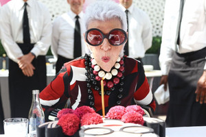 Biểu tượng thời trang Iris Apfel chính thức bước sang tuổi 101