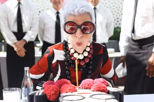 Biểu tượng thời trang Iris Apfel chính thức bước sang tuổi 101