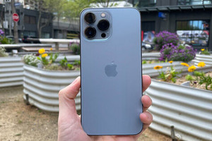 Đập hộp iPhone 13 Pro Max phiên bản màu Sierra Blue trong ngày mở bán