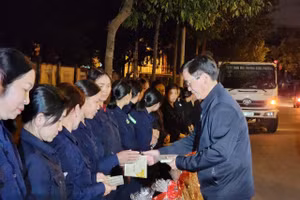 Đắk Lắk: Bí thư Tỉnh ủy thăm hỏi, động viên công nhân vệ sinh môi trường đêm 30 Tết