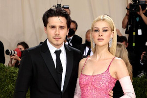 Brooklyn Beckham và Nicola Peltz đã chính thức về chung một nhà