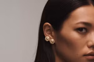 Chanel tôn vinh đoá hoa trà biểu tượng trong BST trang sức cấp 2021