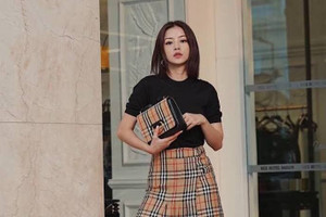 Chi Pu, Châu Bùi duyên dáng cùng chiếc túi Burberry D-Ring