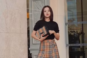 Chi Pu, Châu Bùi duyên dáng cùng chiếc túi Burberry D-Ring