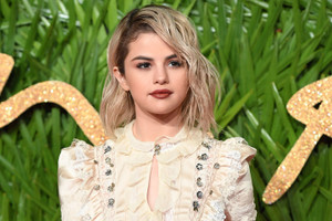 Selena Gomez trong những chiếc váy Prairie đầy mơ mộng