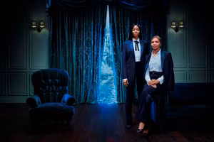 Siêu mẫu Naomi Campbell cùng mẹ xuất hiện trong BST Burberry