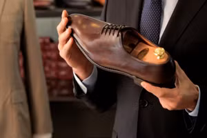 Cách chọn màu giày phù hợp với suit nam