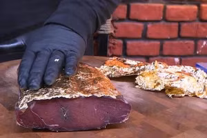 Thịt bò bọc vàng - món ăn đắt đỏ của đất nước Thổ Nhĩ Kỳ