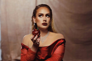 Adele đẹp lộng lẫy trong MV “Oh My God”