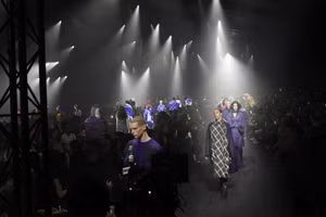 DANIEL LEE TRÌNH LÀNG BST ĐẦU TAY CHO BURBERRY