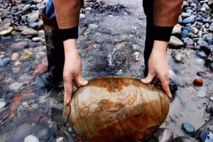 Thu về hàng triệu USD nhờ bán đá dưới lòng sông ở làng Hà Gia Bối