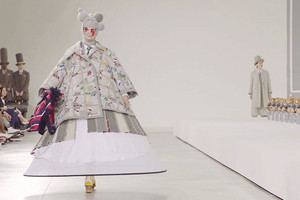 Thom Browne-Fall Winter 2022/2023: Quay về tuổi thơ cùng “Teddy Talk"