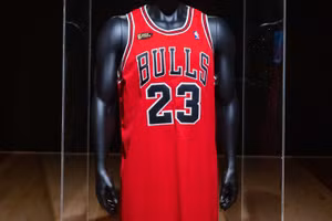 Chiếc áo thi đấu của huyền thoại Michael Jordan phá kỷ lục đấu giá với 10,1 triệu USD