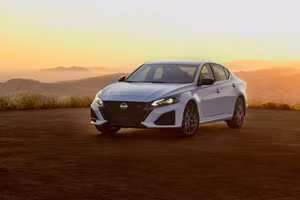 Nissan Altima 2023 ra mắt với lưới tản nhiệt và hệ thống giải trí mới