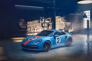 Khám phá chiếc Porsche 911 Turbo S với màu xanh cực độc mới về Việt Nam