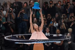 Những màn trình diễn thời trang khác thường