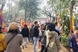 Dòng người chen chân lên đỉnh ngàn Nưa