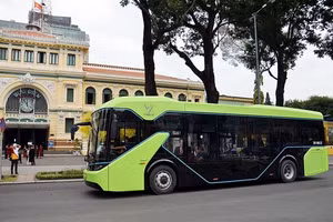 Xe buýt điện VinBus xuất hiện trên đường phố Sài Gòn