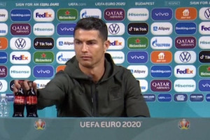 Cú gạt tay của Ronaldo khiến Coca-Cola “bốc hơi” 4 tỷ USD