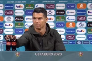 Cú gạt tay của Ronaldo khiến Coca-Cola “bốc hơi” 4 tỷ USD