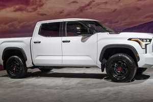 Toyota Tundra "biến hình" thành xe hỗ trợ đua địa hình