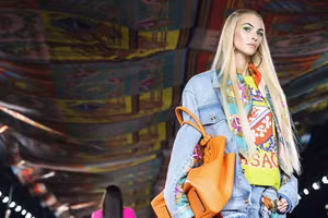 Versace - Spring Summer 2022: Ca sỹ Dua Lipa lần đầu lên sàn catwalk