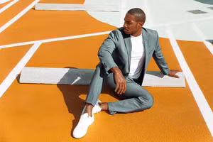 Cách kết hợp vest nam với giày sneakers thời thượng